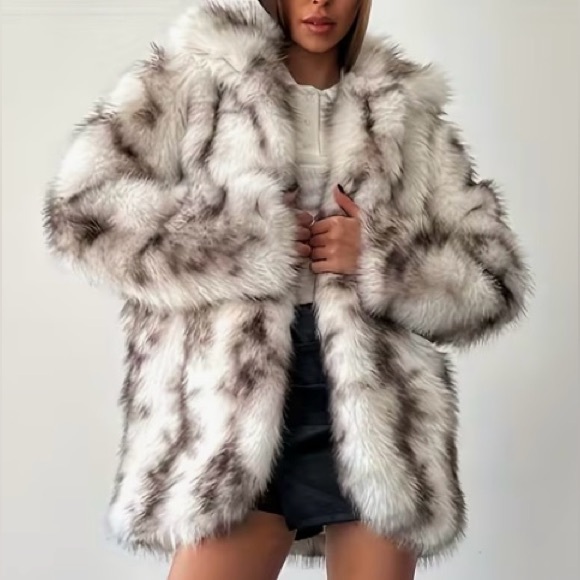 Elegant Faux Fur Coat in Gray and White - Picture 4 of 15
